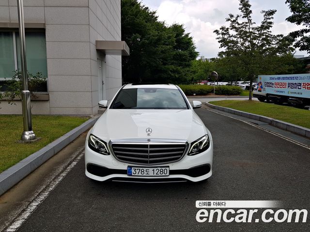 Mercedes-Benz E-Class W213 E220d 4MATIC Exclusive - фото 0