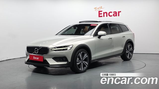 Volvo V60 2-го поколения T5 Pro AWD - фото 0