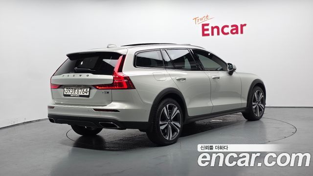Volvo V60 2-го поколения T5 Pro AWD - фото 0