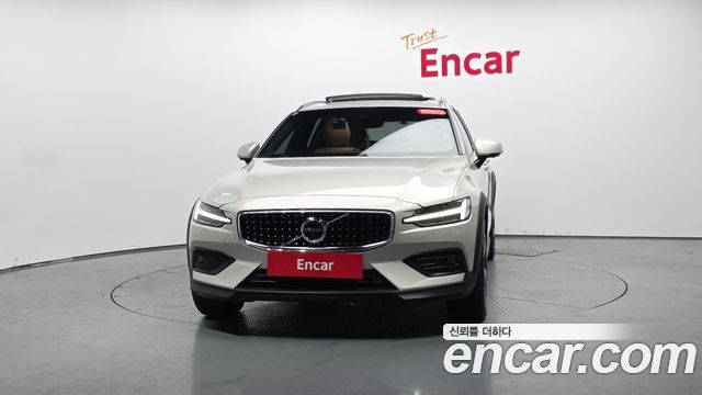 Volvo V60 2-го поколения T5 Pro AWD - фото 1