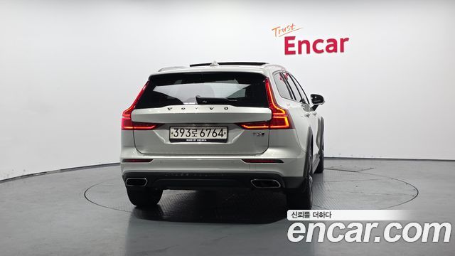 Volvo V60 2-го поколения T5 Pro AWD - фото 2