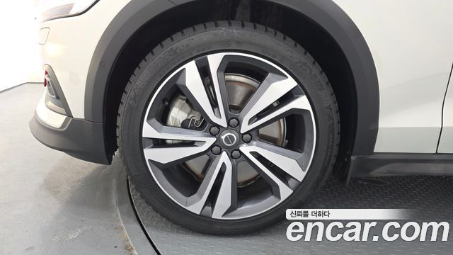 Volvo V60 2-го поколения T5 Pro AWD - фото 3