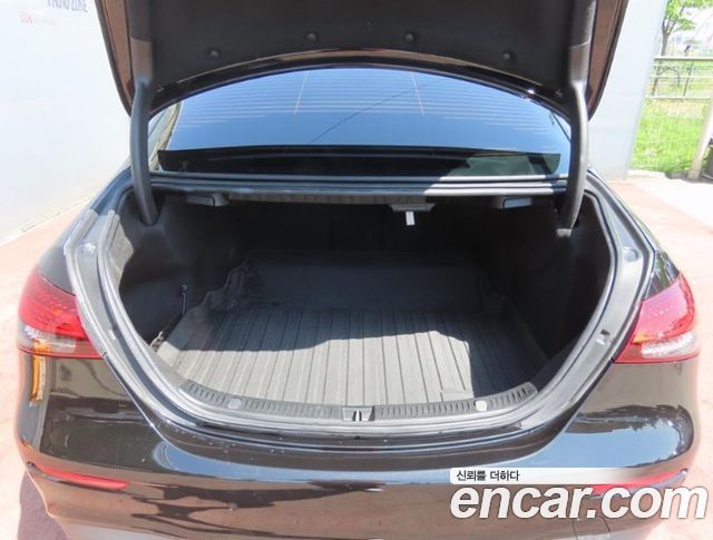 Mercedes-Benz E-Class W213 E220d 4MATIC AMG Line - фото 4