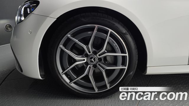 Mercedes-Benz E-Class W213 E220d 4MATIC AMG Line - фото 4