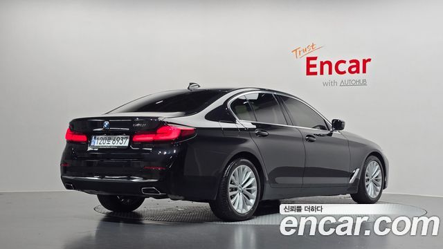 BMW 5-Series G30 520i Luxury - фото 1