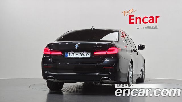 BMW 5-Series G30 520i Luxury - фото 3