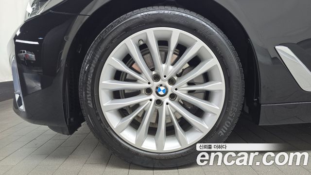 BMW 5-Series G30 520i Luxury - фото 4