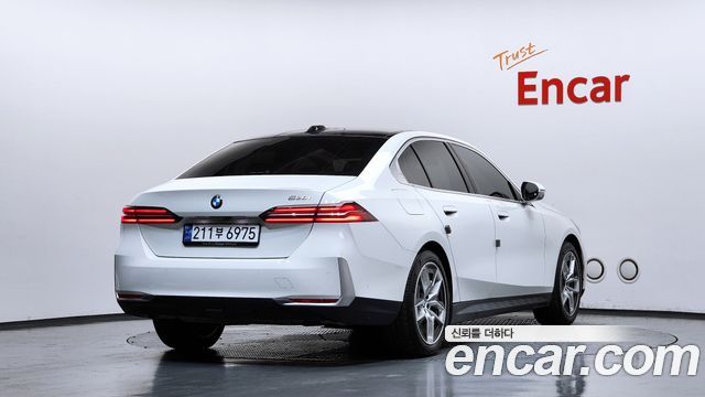 BMW 5-Series G60 520i - фото 1