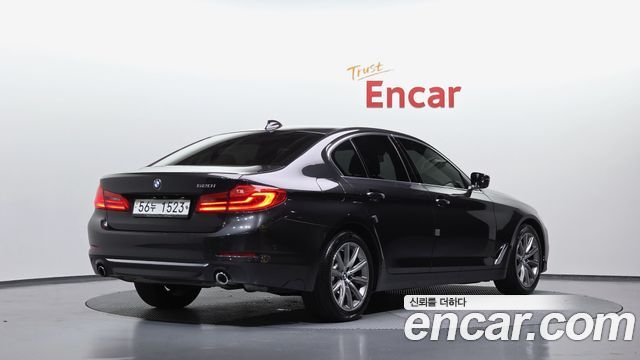 BMW 5-Series G30 520i Luxury - фото 1