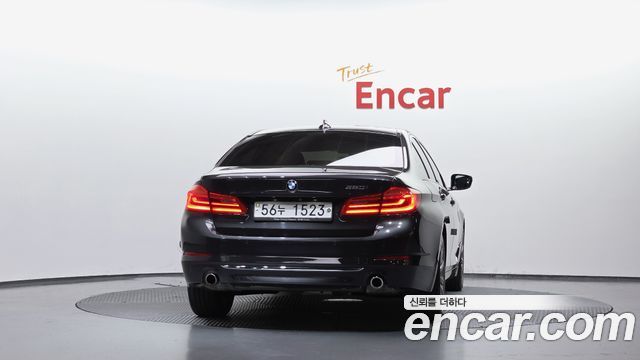 BMW 5-Series G30 520i Luxury - фото 3