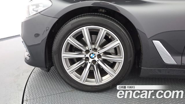 BMW 5-Series G30 520i Luxury - фото 4