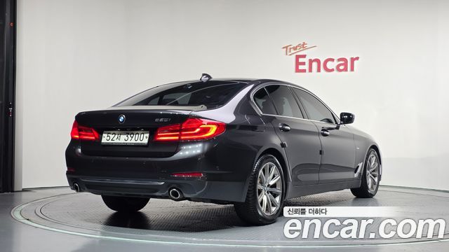 BMW 5-Series G30 520i Luxury - фото 1