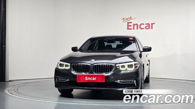 BMW 5-Series G30 520i Luxury - фото 2