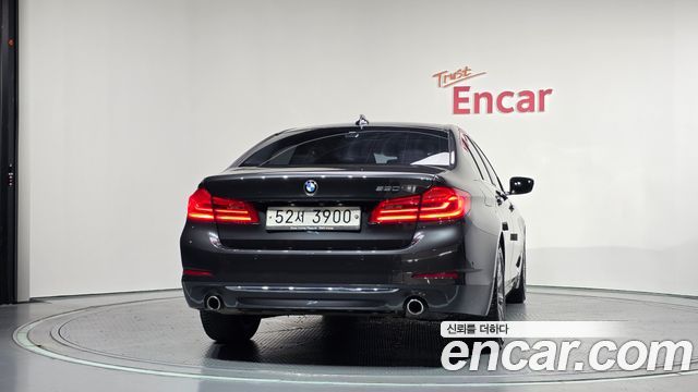BMW 5-Series G30 520i Luxury - фото 3