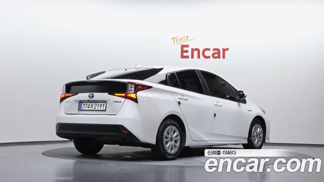 Toyota Prius 4-го поколения 1.8 - фото 1
