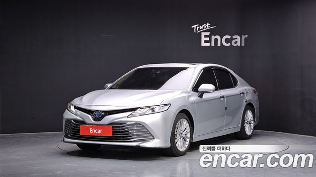 Toyota Camry XV70 2.5 XLE Hybrid - фото 0