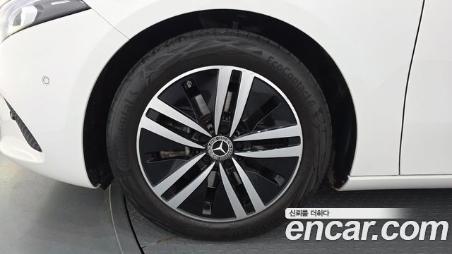 Mercedes-Benz A-Class W177 A220 Sedan - фото 3