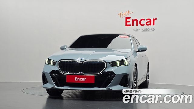 BMW 5-Series G60 530i xDrive M Sport - фото 1