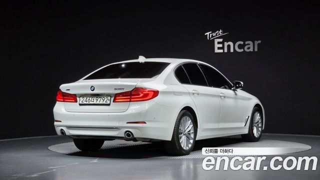 BMW 5-Series G30 530i xDrive Luxury Plus - фото 1