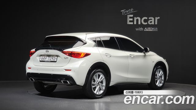 Infiniti Q30 2.0 Essential - фото 0