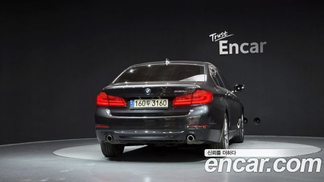 BMW 5-Series G30 530e Luxury - фото 2