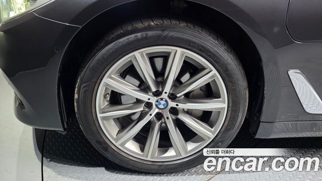 BMW 5-Series G30 530e Luxury - фото 3