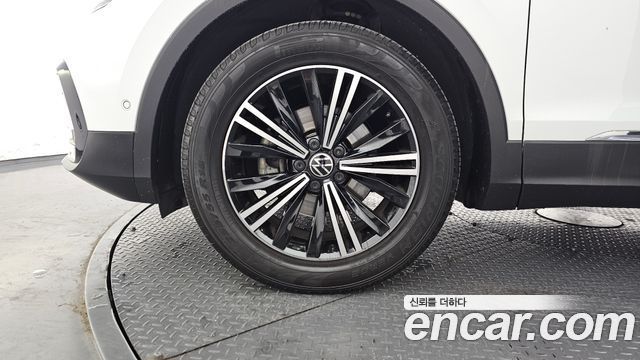 Volkswagen Tiguan 2-го поколения 2.0 TDI Premium - фото 4