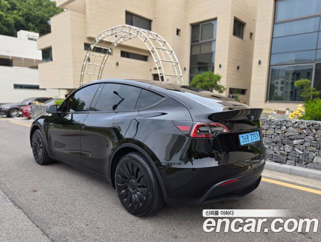 Tesla Model Y RWD - фото 1