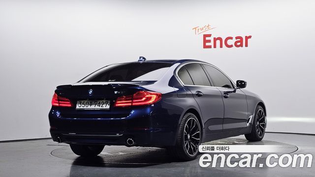 BMW 5-Series G30 520i Luxury - фото 1