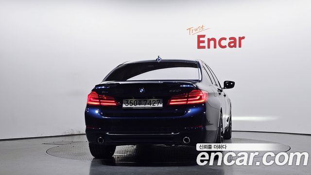 BMW 5-Series G30 520i Luxury - фото 3