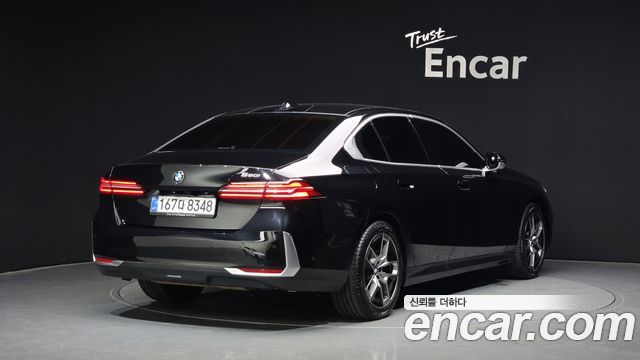 BMW 5-Series G60 520i - фото 1
