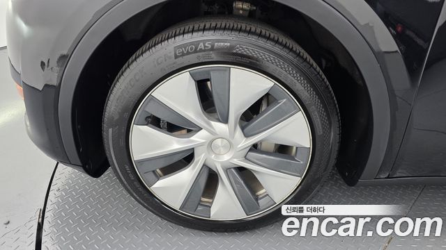 Tesla Model Y Long Range AWD - фото 4