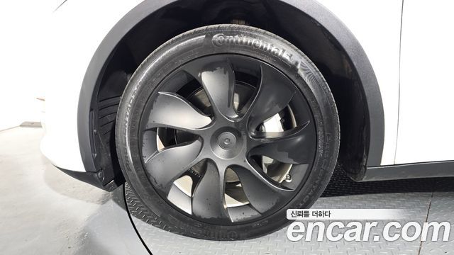 Tesla Model Y Long Range AWD - фото 4