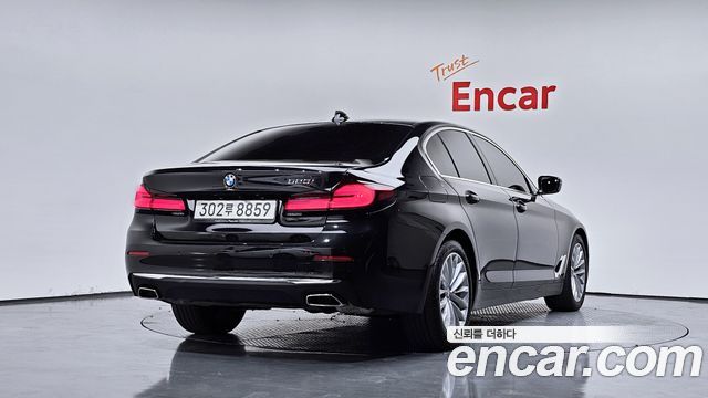 BMW 5-Series G30 520i Luxury - фото 1