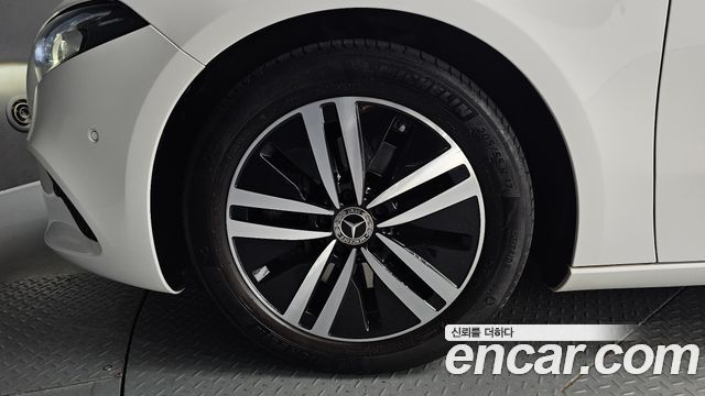 Mercedes-Benz A-Class W177 A220 Hatchback - фото 4