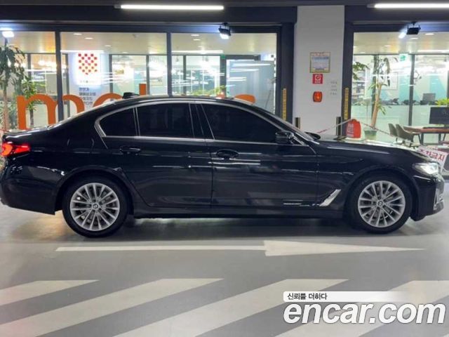 BMW 5-Series G30 520i Luxury - фото 2