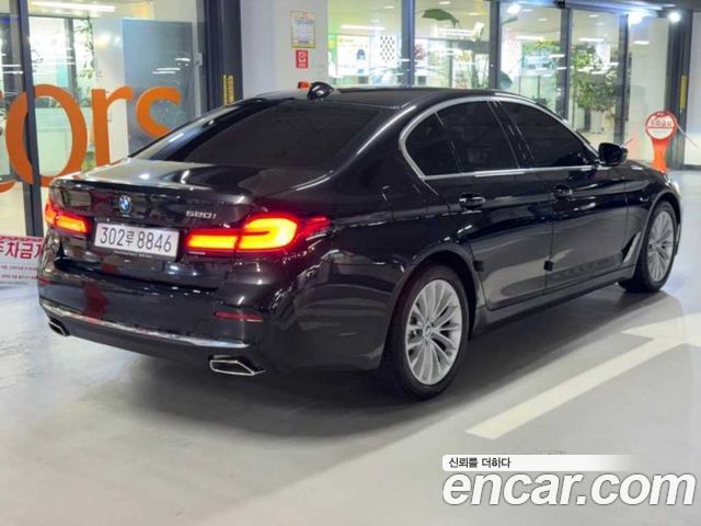 BMW 5-Series G30 520i Luxury - фото 3