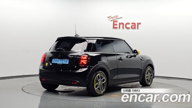 Mini Cooper SE Electric 3rd - фото 1