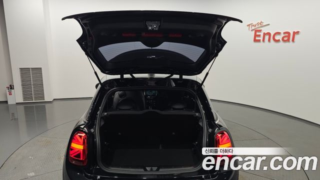 Mini Cooper SE Electric 3rd - фото 4