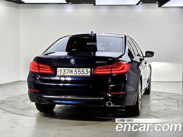 BMW 5-Series G30 530e Luxury - фото 2
