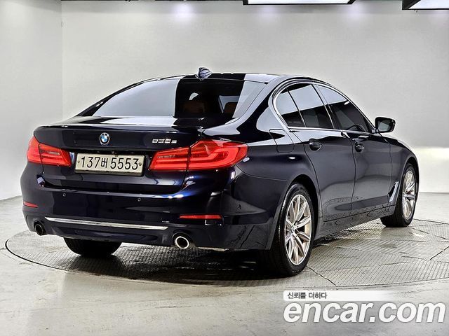 BMW 5-Series G30 530e Luxury - фото 3