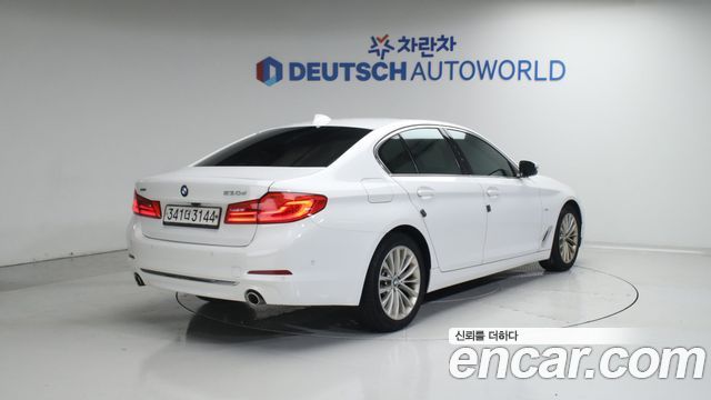 BMW 5-Series G30 520d Luxury Plus - фото 1