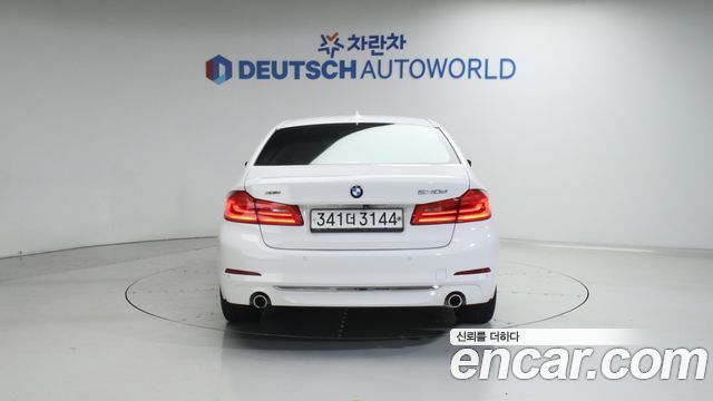 BMW 5-Series G30 520d Luxury Plus - фото 3
