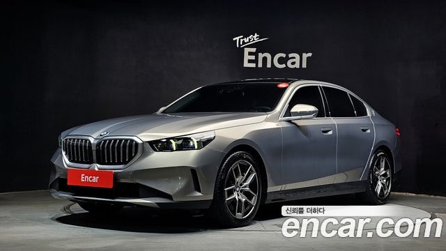 BMW 5-Series G60 520i - фото 0