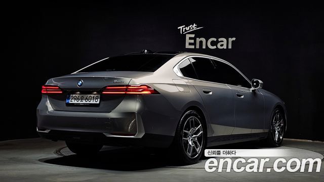 BMW 5-Series G60 520i - фото 1