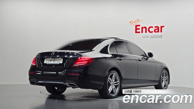 Mercedes-Benz E-Class W213 E300 AMG Line - фото 0