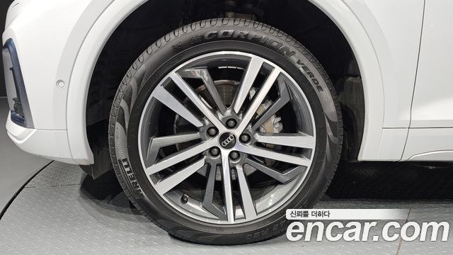 Audi Q5 FY 45 TFSI Quattro Premium - фото 4
