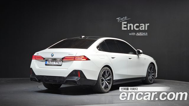 BMW 5-Series G60 530i xDrive M Sport - фото 0