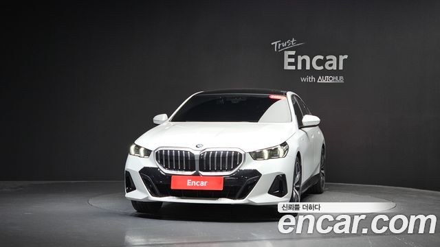 BMW 5-Series G60 530i xDrive M Sport - фото 1