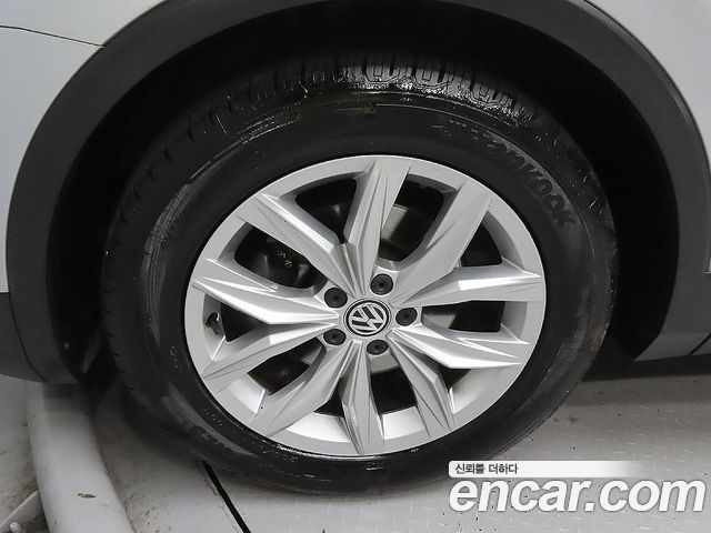 Volkswagen Tiguan 2-го поколения 2.0 TDI Premium - фото 4